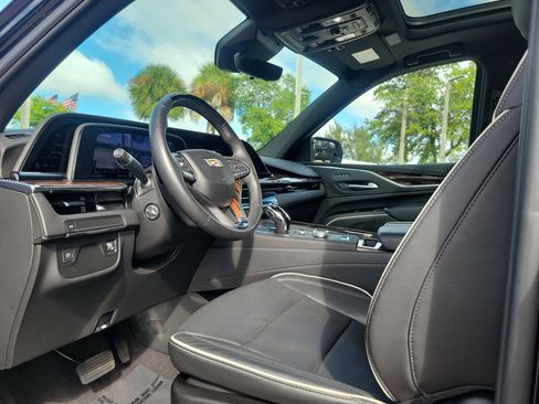 Used 2024 Cadillac Escalade Premium Luxury image 9