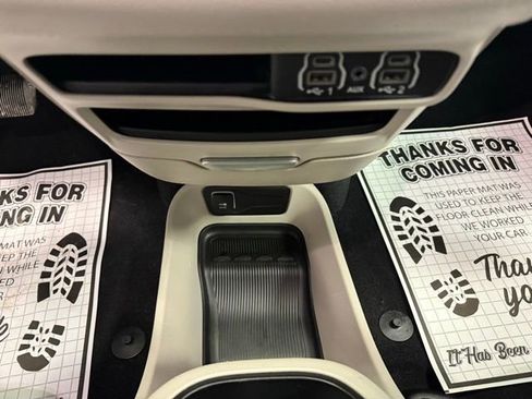 Used 2024 Chrysler Pacifica Touring-L image 18