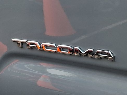 Used 2018 Toyota Tacoma TRD Sport AWD/4WD image 29