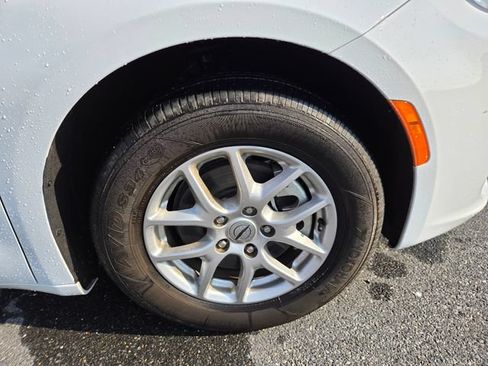 Used 2024 Chrysler Pacifica Touring-L FWD image 30