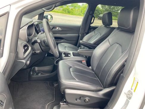 Used 2025 Chrysler Pacifica Select FWD image 14