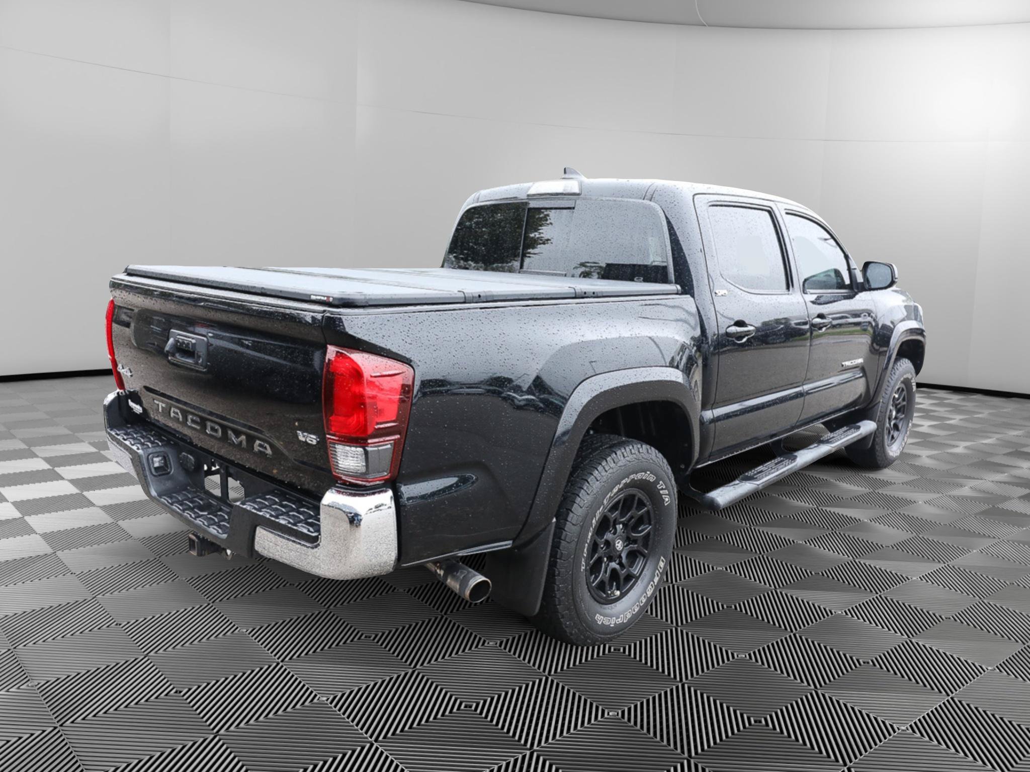Used 2019 Toyota Tacoma SR5 AWD/4WD image 8