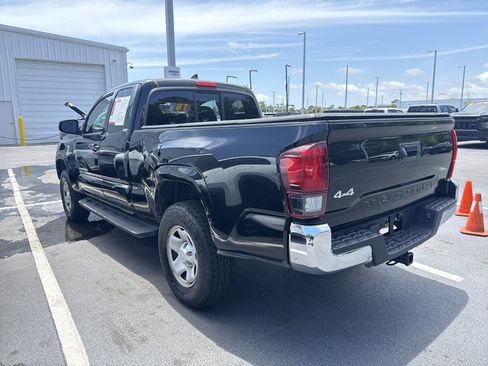 Used 2018 Toyota Tacoma SR5 AWD/4WD image 7