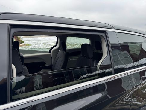 Used 2018 Chrysler Pacifica LX image 45