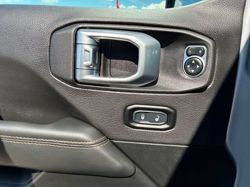 Used 2023 Jeep Wrangler Unlimited Sahara AWD/4WD image 17