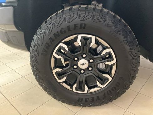 Used 2025 Chevrolet Silverado 1500 ZR2 image 31