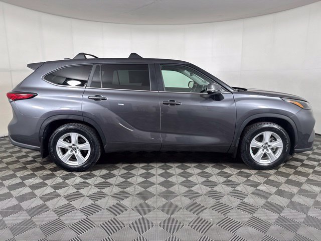 Used 2023 Toyota Highlander LE AWD/4WD image 2