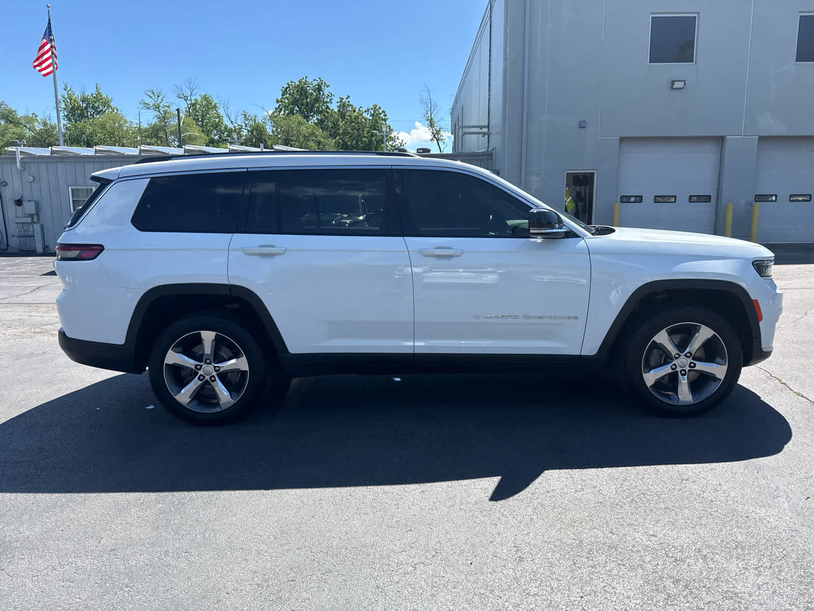 Used 2021 Jeep Grand Cherokee L Limited AWD/4WD image 2