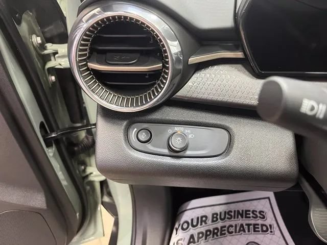 Used 2025 Chevrolet Trax ACTIV w/ Driver Confidence Package FWD image 13