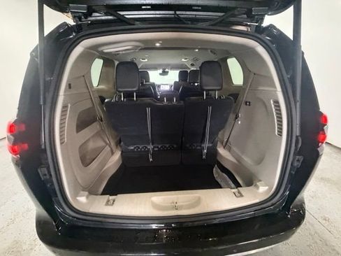 Used 2023 Chrysler Pacifica Touring-L FWD image 13