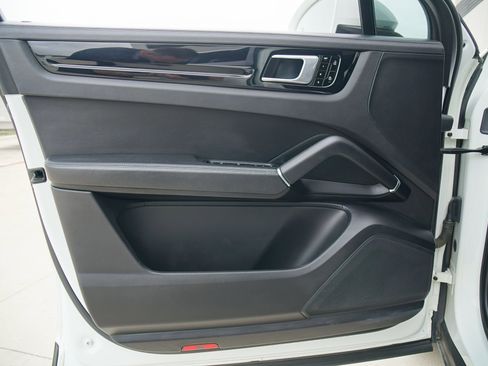 Used 2020 Porsche Cayenne image 21