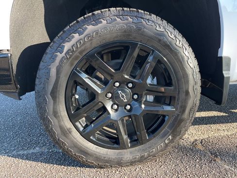 Used 2025 Chevrolet Silverado 1500 Custom Trail Boss w/ Dark Appearance Package image 9