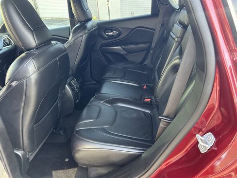 Used 2019 Jeep Cherokee Limited image 16