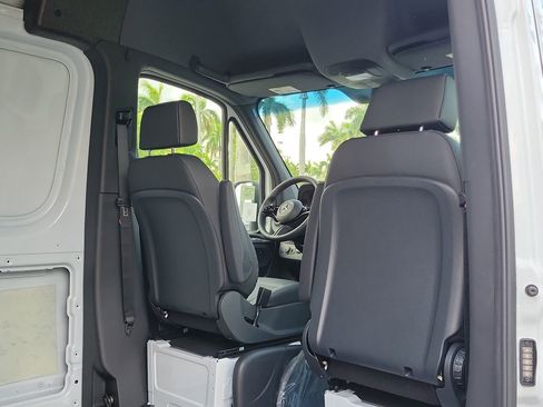 Used 2025 Mercedes-Benz Sprinter 2500 image 15