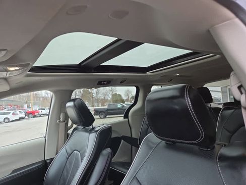 Used 2023 Chrysler Pacifica Limited w/ Uconnect Theater Family Group image 31