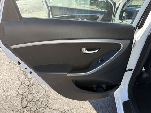 Used 2017 Hyundai Elantra GT FWD image 28