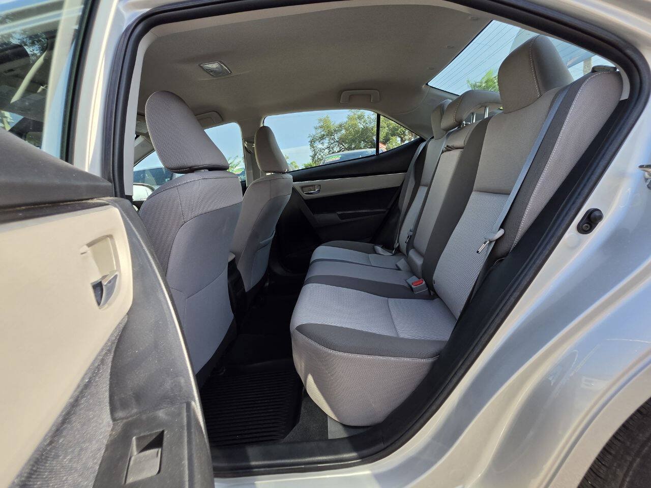 Used 2018 Toyota Corolla LE FWD image 6