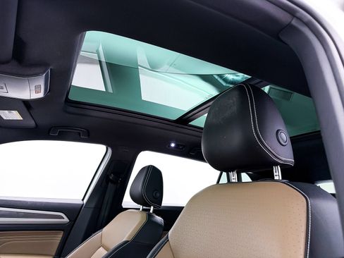 Used 2023 Volkswagen Atlas Cross Sport SE w/ Panoramic Sunroof Package FWD image 5