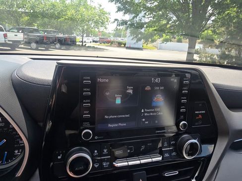 Used 2021 Toyota Highlander XLE AWD/4WD image 23