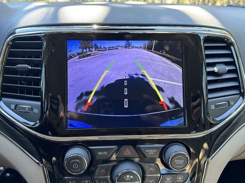 Used 2019 Jeep Grand Cherokee Limited w/ Luxury Group II image 21