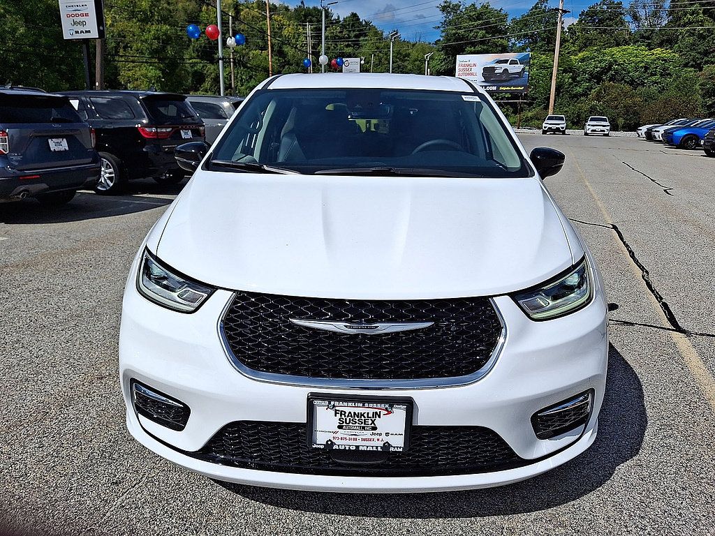 Used 2024 Chrysler Pacifica Touring-L FWD image 29