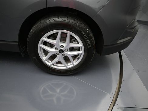 Used 2024 Ford Edge SEL image 9