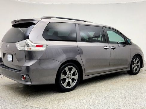 Used 2018 Toyota Sienna SE Premium image 5