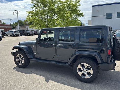 Used 2018 Jeep Wrangler Unlimited Sahara w/ Connectivity Group AWD/4WD image 8