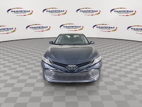 Used 2018 Toyota Camry LE image 3