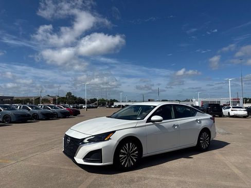 Certified 2024 Nissan Altima 2.5 SV FWD image 8