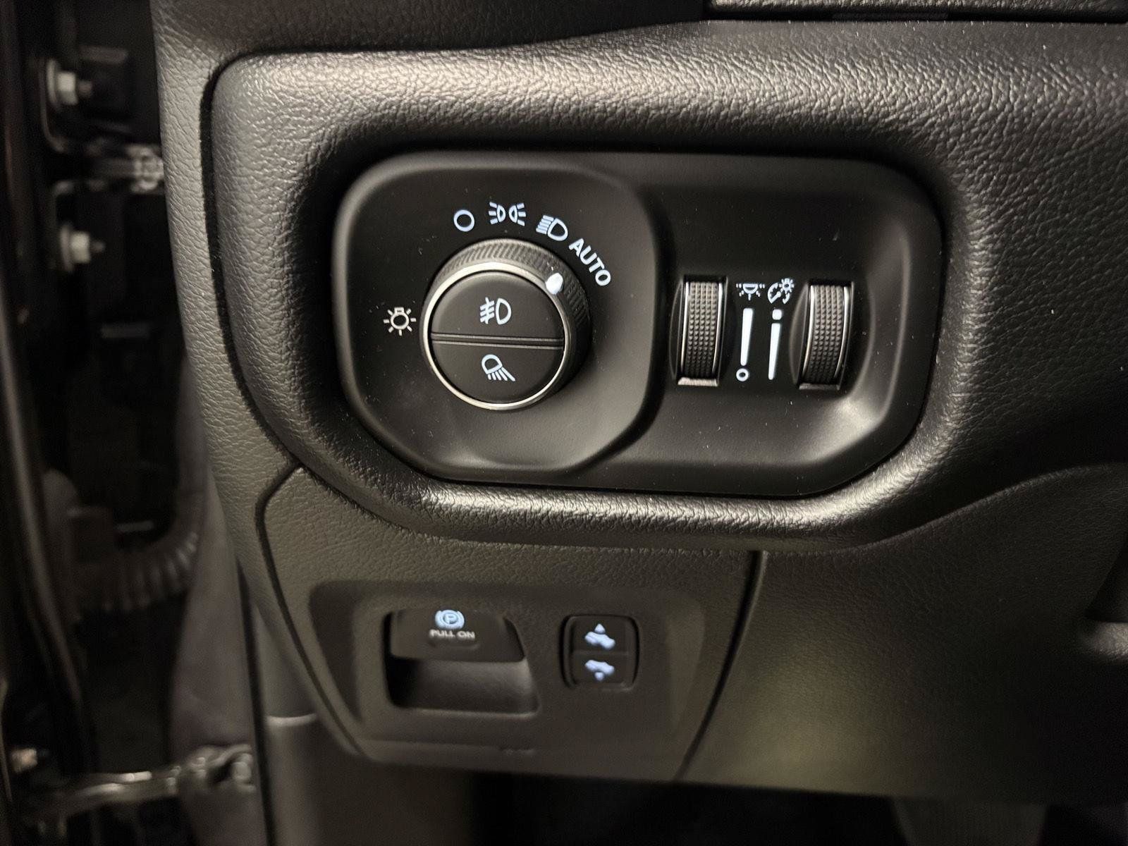 Used 2022 RAM 1500 Laramie AWD/4WD image 16