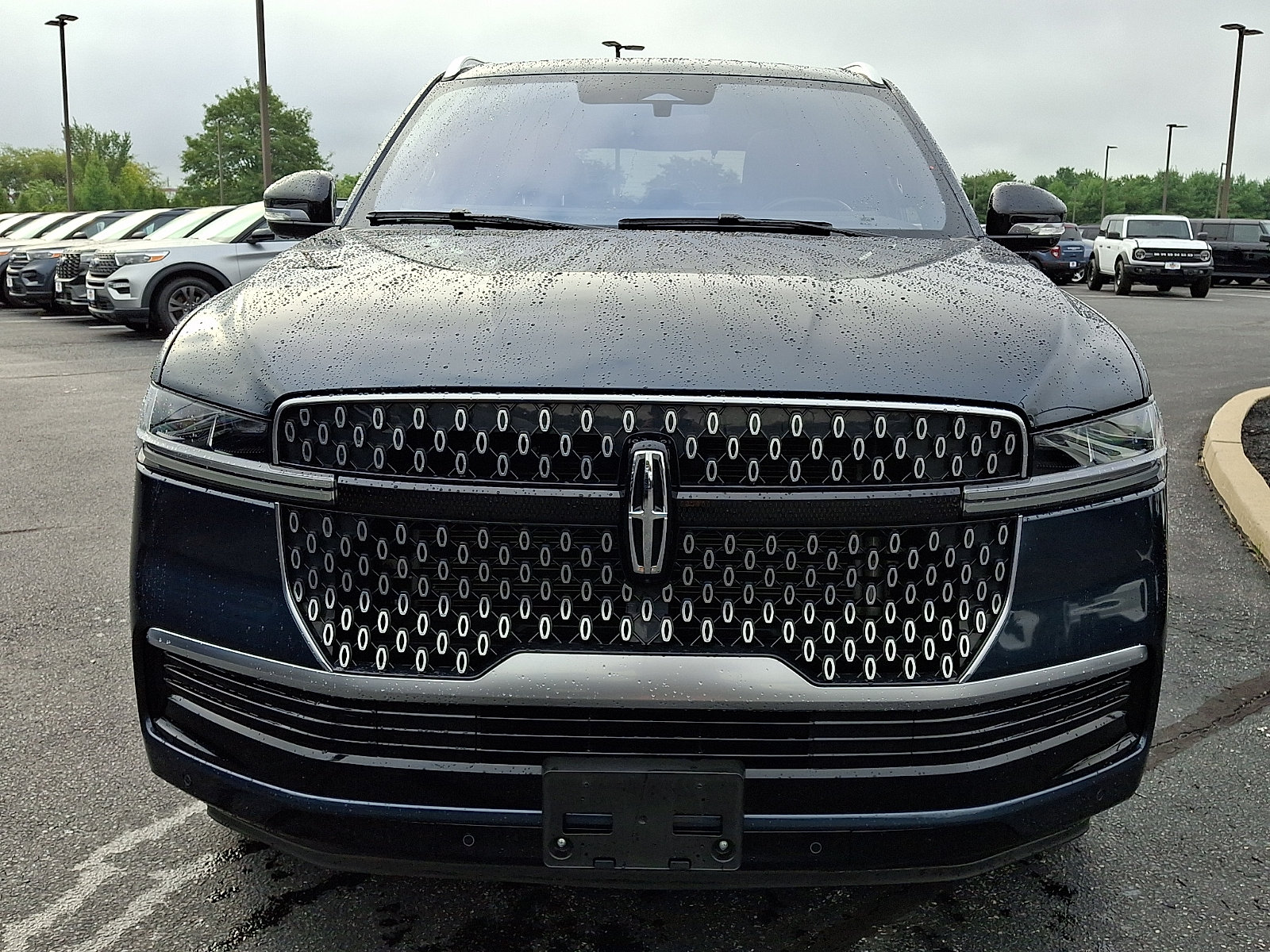 Used 2025 Lincoln Navigator Reserve AWD/4WD image 2