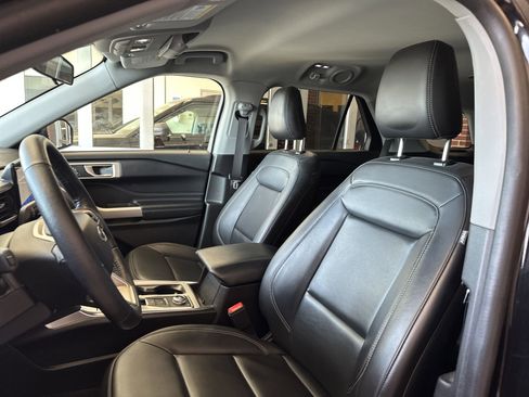 Used 2022 Ford Explorer XLT w/ Equipment Group 202A image 6