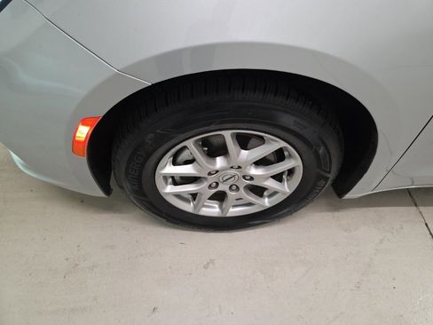 Used 2024 Chrysler Pacifica Touring-L image 2