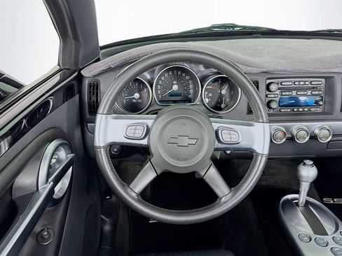 Used 2004 Chevrolet SSR w/ Preferred Equipment Group RWD image 27
