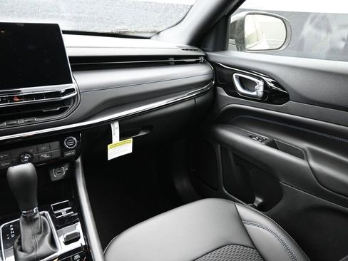 New 2026 Jeep Compass Latitude image 13