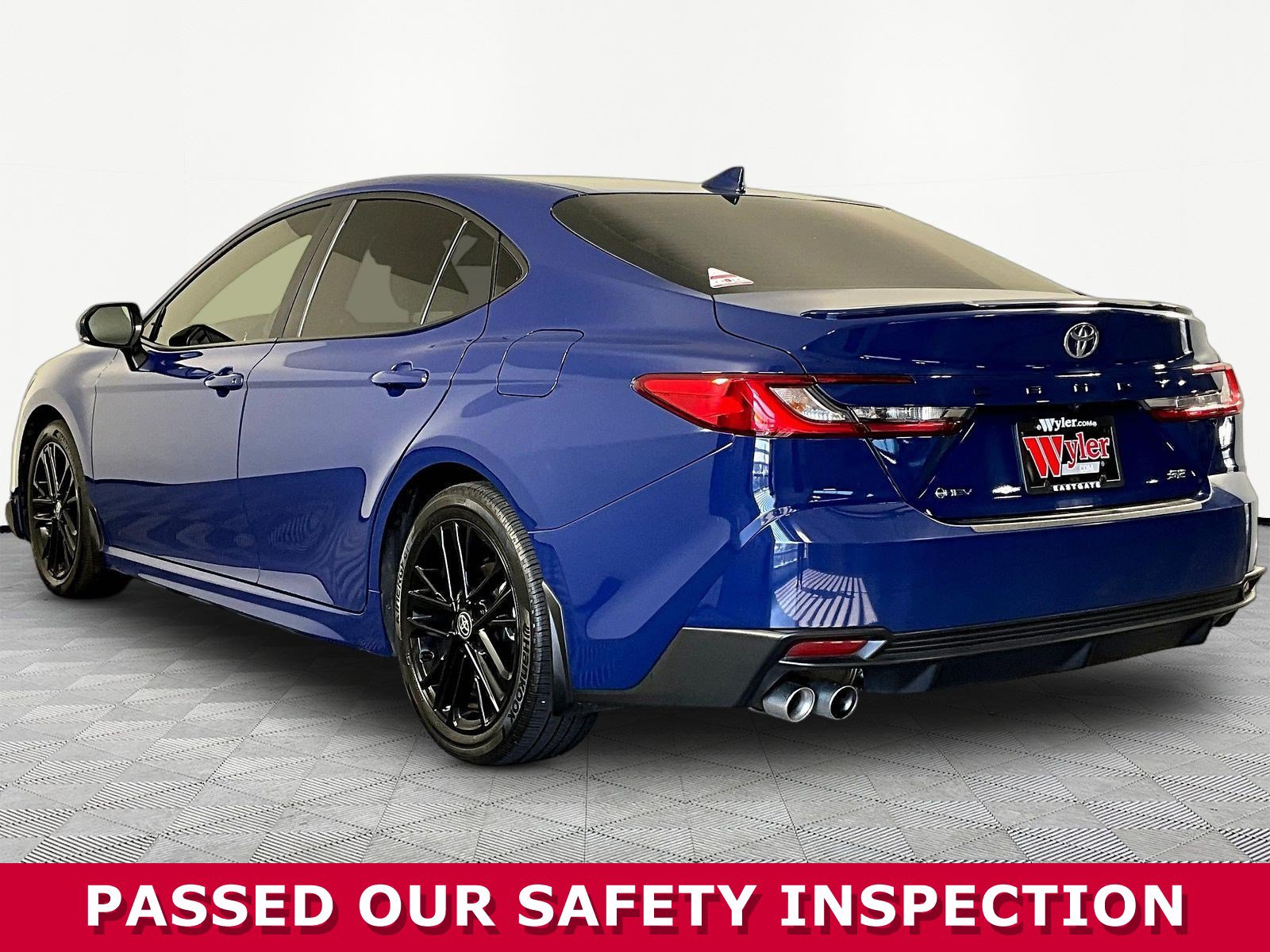 Used 2025 Toyota Camry SE FWD image 4
