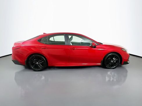 Used 2025 Toyota Camry SE image 4