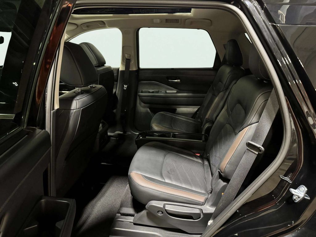 Used 2025 Nissan Pathfinder Platinum AWD/4WD image 24