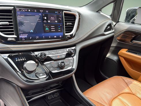 Used 2023 Chrysler Pacifica Pinnacle FWD image 27