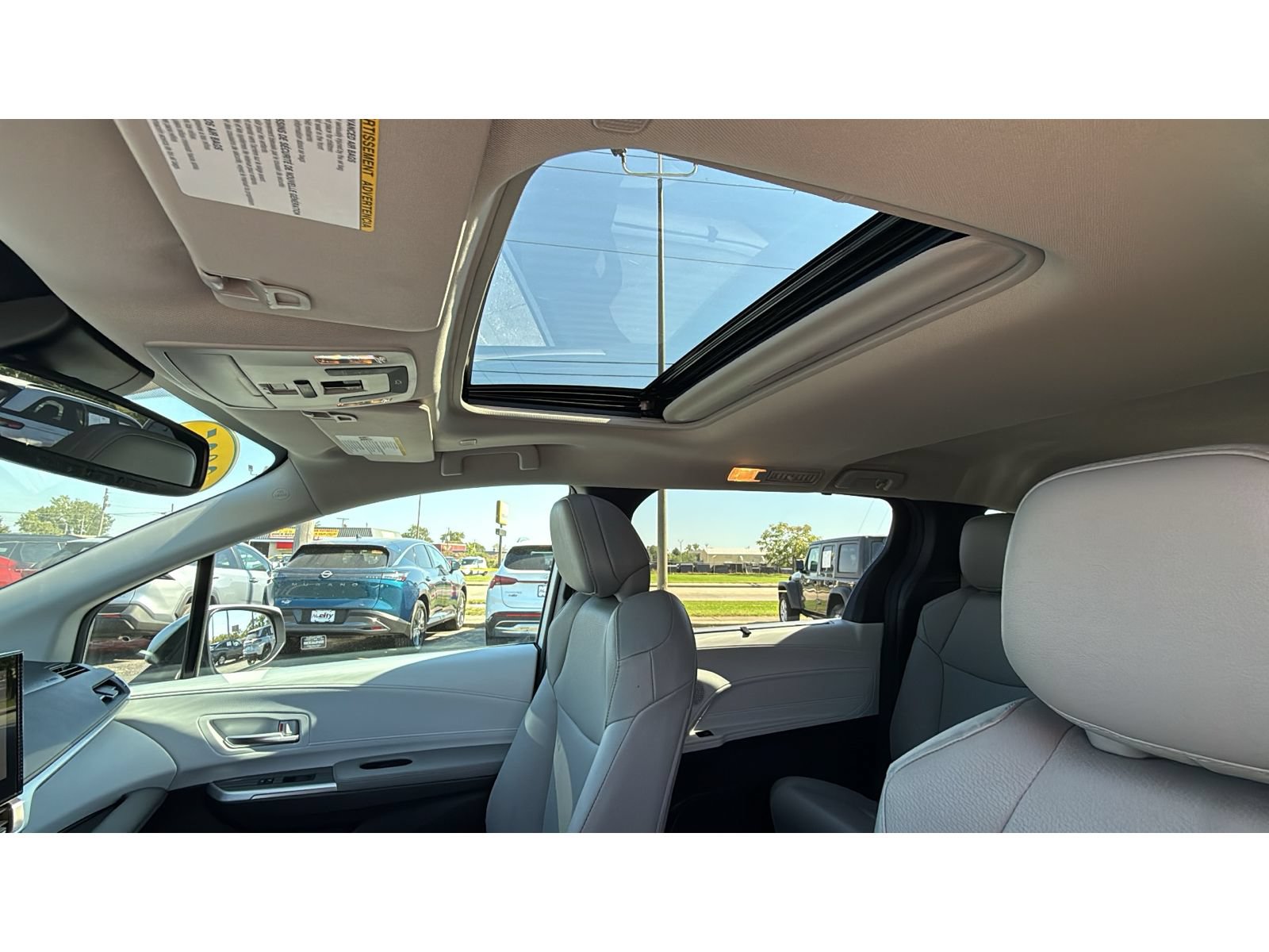 Certified 2025 Toyota Sienna XLE FWD image 34