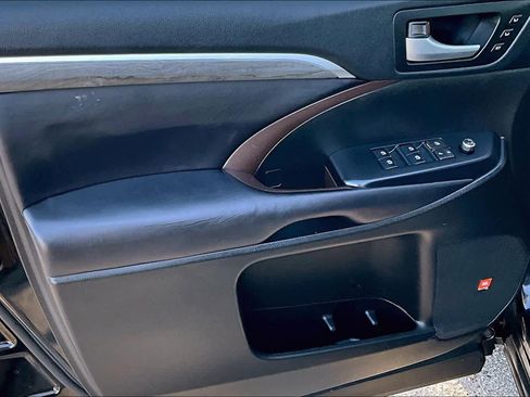 Used 2018 Toyota Highlander Limited image 21