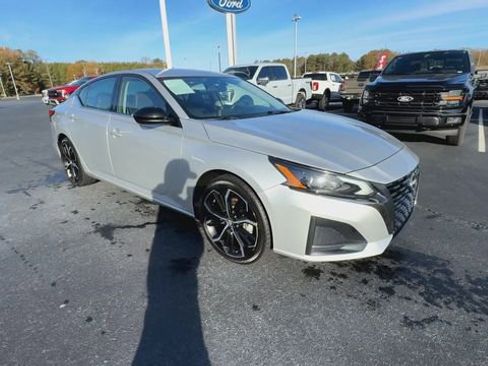 Used 2024 Nissan Altima 2.5 SR image 2