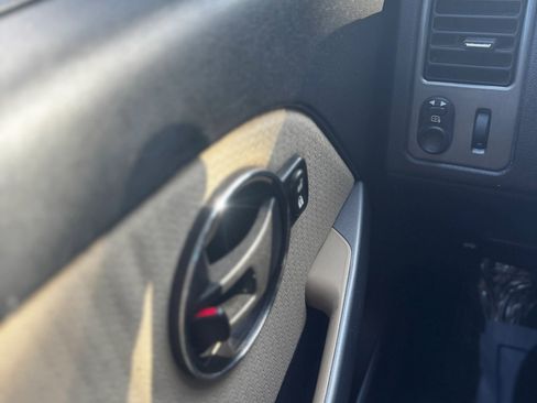 Used 2006 Pontiac Torrent 2WD image 17