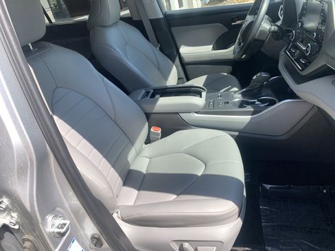 Used 2022 Toyota Highlander XLE image 27