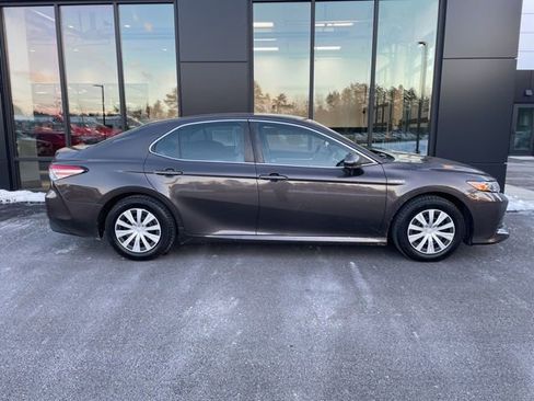 Used 2018 Toyota Camry LE image 5