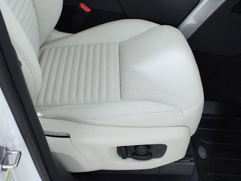 Used 2025 Land Rover Discovery Dynamic SE AWD/4WD image 17