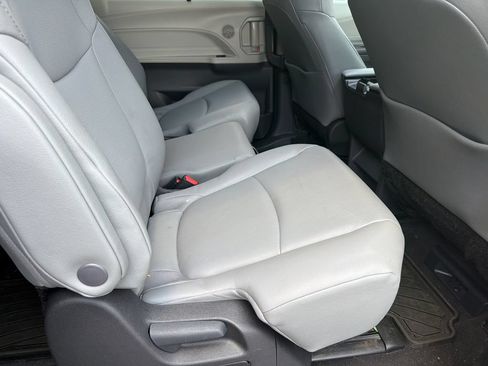 Used 2024 Toyota Sienna XLE FWD image 25