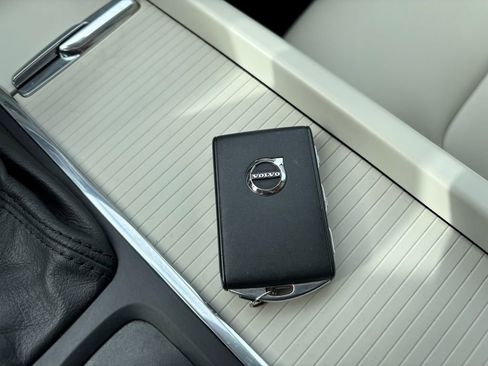 Used 2018 Volvo XC60 T5 Momentum w/ Vision Package image 32