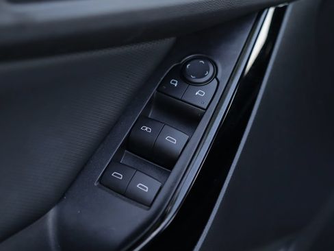 Used 2025 Chevrolet Equinox LT FWD image 24